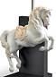 HORSE ON COURBETTE Фарфоровая настольная лампа Lladro PID534748