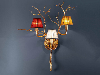 настенный светильник с тремя абажурами и декором в виде ветвей