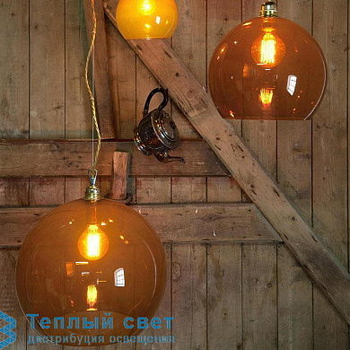 подвесной светильник с крупными стеклянными шарами янтарного цвета