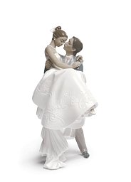Фарфоровая статуэтка жениха с невестой на руках The Happiest Day Lladro 01009210