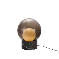 Boule Medium, внешняя сфера — дымчато-серое стекло, внутренняя — опаловое белое стекло, основание из чёрного мрамора Неро Маркина