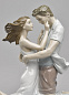 1008473 Lladro The Thrill Of Love фарфоровая статуэтка целующейся пары — фото 1