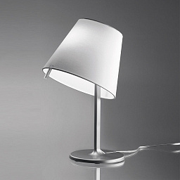 0710010A Artemide Melampo настольная лампа с алюминиевым абажуром асимметричной формы