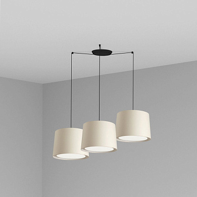 потолочный светильник с тремя белыми абажурами