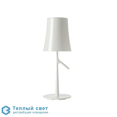 настольная лампа с абажуром цилиндрической формы на круглой подставке