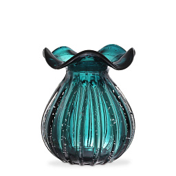 ваза из голубого стекла с декоративными изгибами