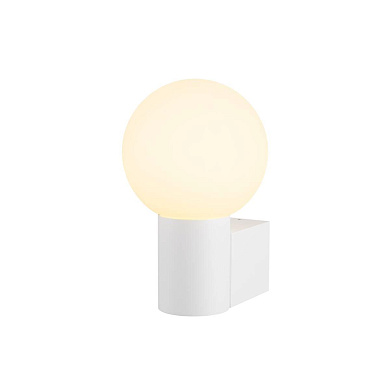 настенный светильник с круглым матовым плафоном на белом основании