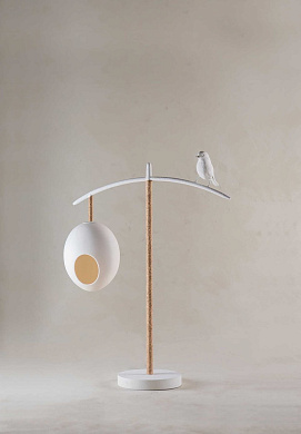 настольный светильник с направленным плафоном на длинной стойке
