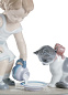 1008498 Lladro Kitty s Breakfast Time фарфоровая статуэтка ребёнка, кормящего кошку — фото 1
