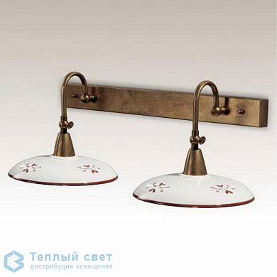 двухламповый настенный светильник с фарфоровыми плафонами и деревянной планкой