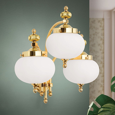 трёхламповое настенное бра с матовыми купольными плафонами и золочёной основой
