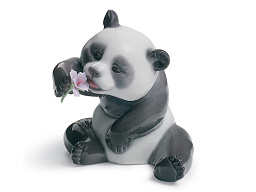 1008358 Lladro A Cheerful Panda фарфоровая фигурка сидящей панды