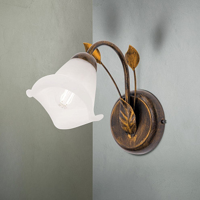 настенное бра с изогнутой бронзовой арматурой и матовым стеклянным абажуром