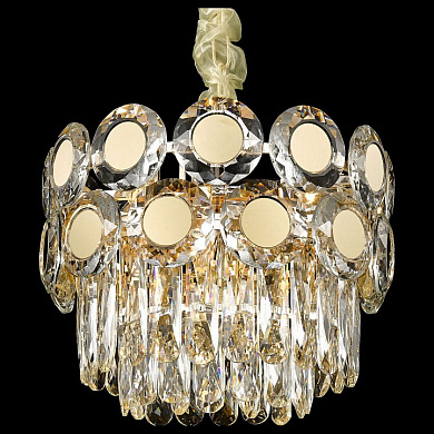 подвесная люстра с хрустальными подвесками в золотом оформлении