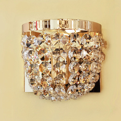 одноламповое настенное бра с подвесками из прозрачных и янтарных кристаллов на золотом основании