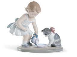 1008498 Lladro Kitty s Breakfast Time фарфоровая статуэтка ребёнка, кормящего кошку