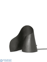 1104264803 Ferm Living Oyster настольная лампа со скульптурным асимметричным корпусом и направленным светом