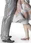Фарфоровая статуэтка обнимающейся молодой пары Happy Encounter Lladro 01008330 — фото 4