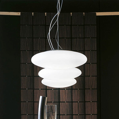 подвесной светильник с белым ступенчатым плафоном из опалового стекла