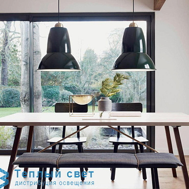 подвесной потолочный светильник с широким металлическим абажуром