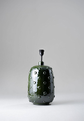 настольная лампа с рельефным керамическим корпусом и компактным абажуром