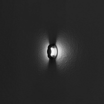 встраиваемый в стену уличный светильник с углом света 120°, создаёт двойное направленное свечение