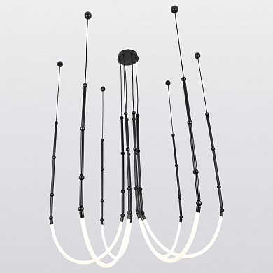 подвесной светильник с дугообразными трубками черного цвета на круглом основании