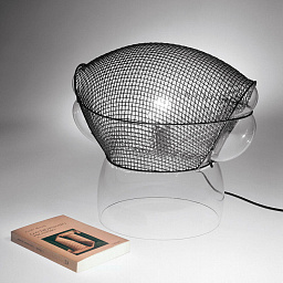0060010A Artemide Patroclo настольная лампа с сетчатым металлическим абажуром и стеклянным основанием