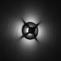 встраиваемый в стену уличный светильник с четырьмя симметричными потоками света, используется для фасадных решений