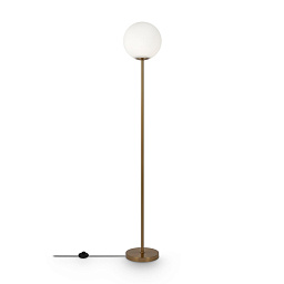 торшер латунного цвета с опорой и белым стеклянным плафоном