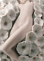 1008365 Lladro Floral Dreams фарфоровая статуэтка женщины в шарообразной композиции с цветами — фото 1