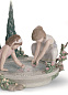 1008355 Lladro Petals In The Pond фарфоровая композиция детей, играющих у пруда — фото 1