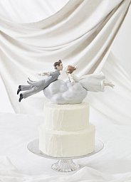 Фарфоровая статуэтка жениха и невесты на облаке Wedding in the Air Lladro 01009366
