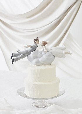 Фарфоровая статуэтка жениха и невесты на облаке Wedding in the Air Lladro 01009366