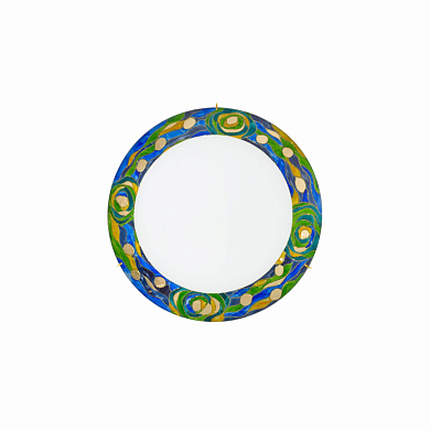 потолочный светильник с золотым плафоном и узором