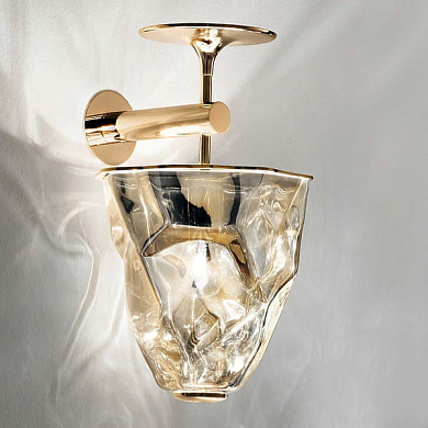 настенный светильник с золотистым стеклянным плафоном