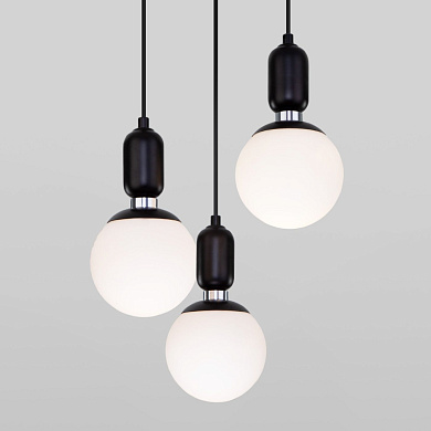 подвесной светильник с тремя шарообразными матовыми стеклянными плафонами