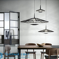 подвесной светильник с широким металлическим куполом на штанге