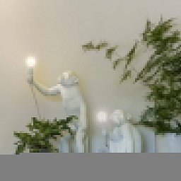 14882 Seletti MONKEY LAMP настольная лампа в форме обезьяны, держащей источник света