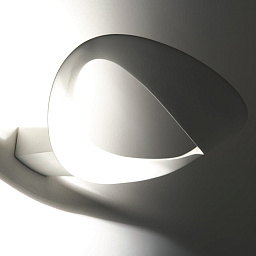 0918010A Artemide Mesmeri настенный светильник с овальной формой корпуса и отражённым светом