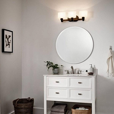 настенный светильник с тремя плафонами из стекла в бронзовом корпусе