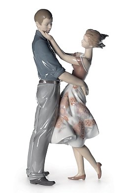 Фарфоровая статуэтка обнимающейся молодой пары Happy Encounter Lladro 01008330