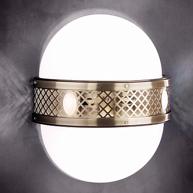 настенное бра с овальным опаловым плафоном и декоративным патинированным поясом