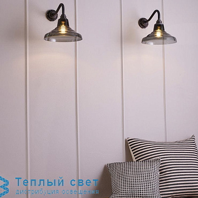 настенный светильник с металлическим плафоном и направленным вниз светом на кронштейне