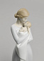 1018218 Lladro A Mother s Embrace фарфоровая фигурка женщины, обнимающей ребёнка — фото 2