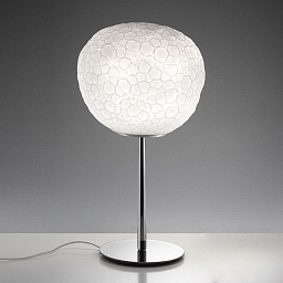 1705010A Artemide Meteorite настольная лампа с фактурным стеклянным плафоном на металлической ножке