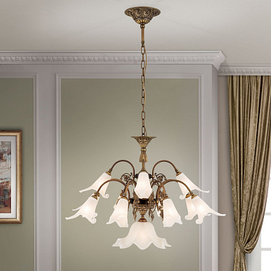 подвесная люстра с восемью верхними и четырьмя нижними рожками и плавными линиями арматуры