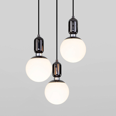 подвесной светильник с тремя шарообразными матовыми стеклянными плафонами