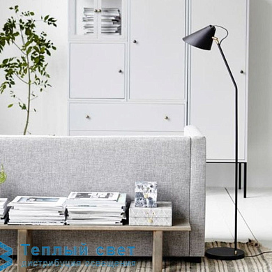 торшер с металлическим штативом и наклонным плафоном